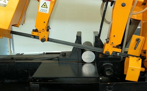 周矶管理区数控带锯床自动送料精度会出现偏差吗？